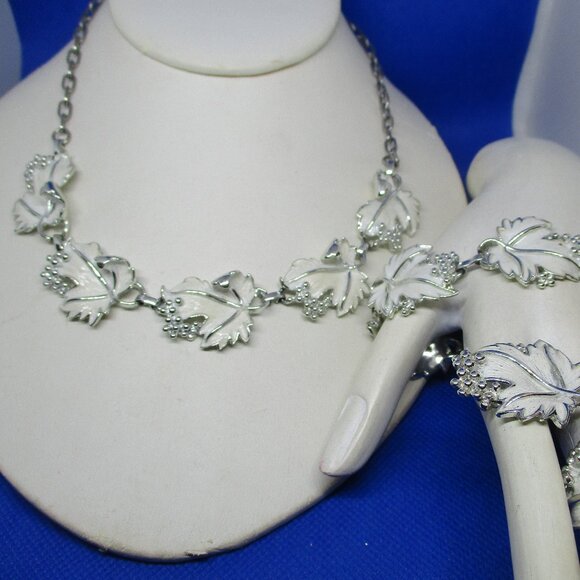 3 Piece Set SARAH COVENTRY Whispering Leaf Necklace 1967 White Enamel Grape Leaf - Picture 6 of 15